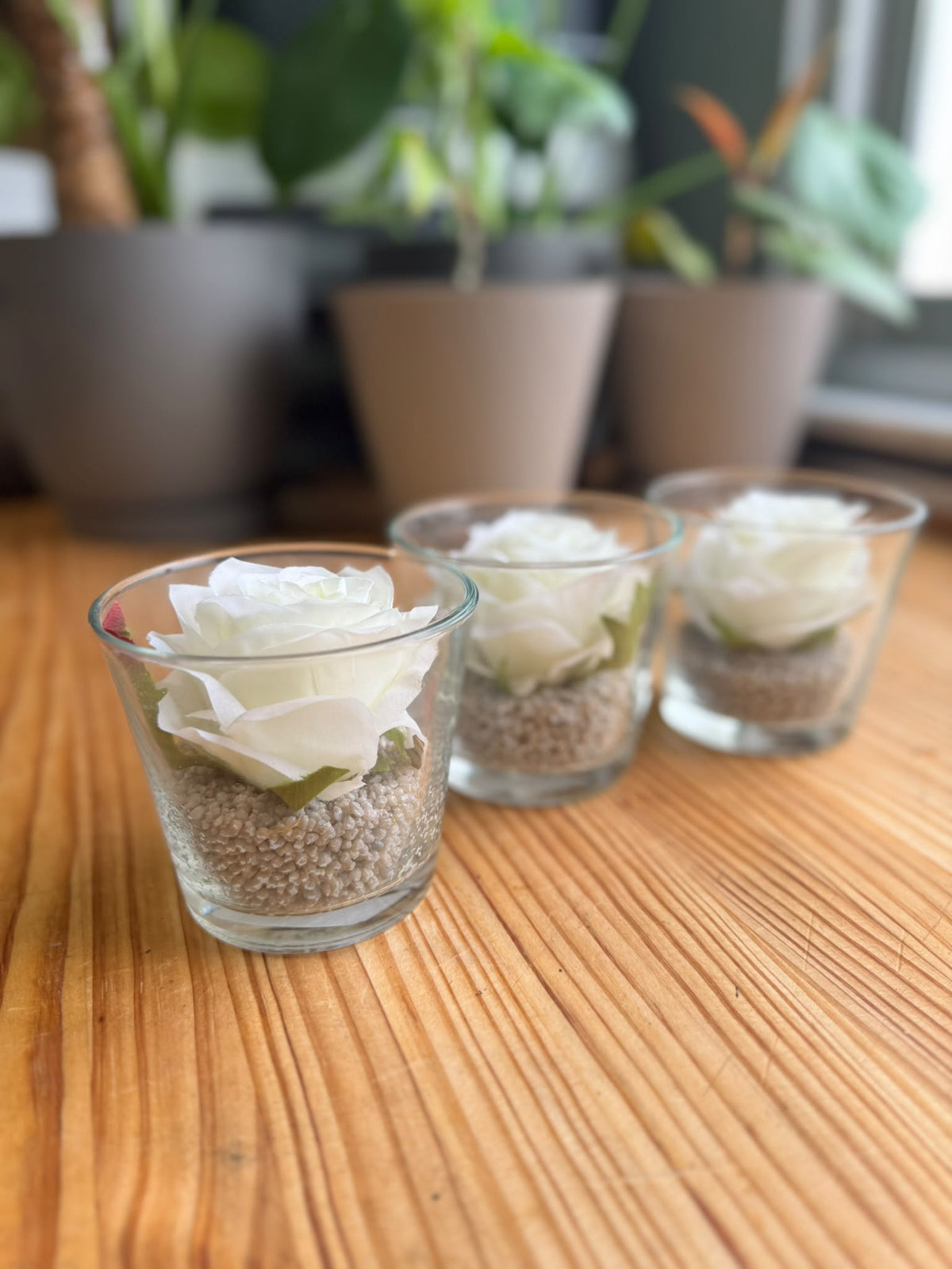 Set de 3 Vasos Decorativos con Rosas Blancas y Base de Arena