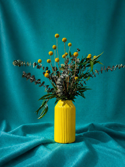 Jarrón Cerámico Amarillo con flores de Craspedia y Eucalipto – Estilo Pop Moderno