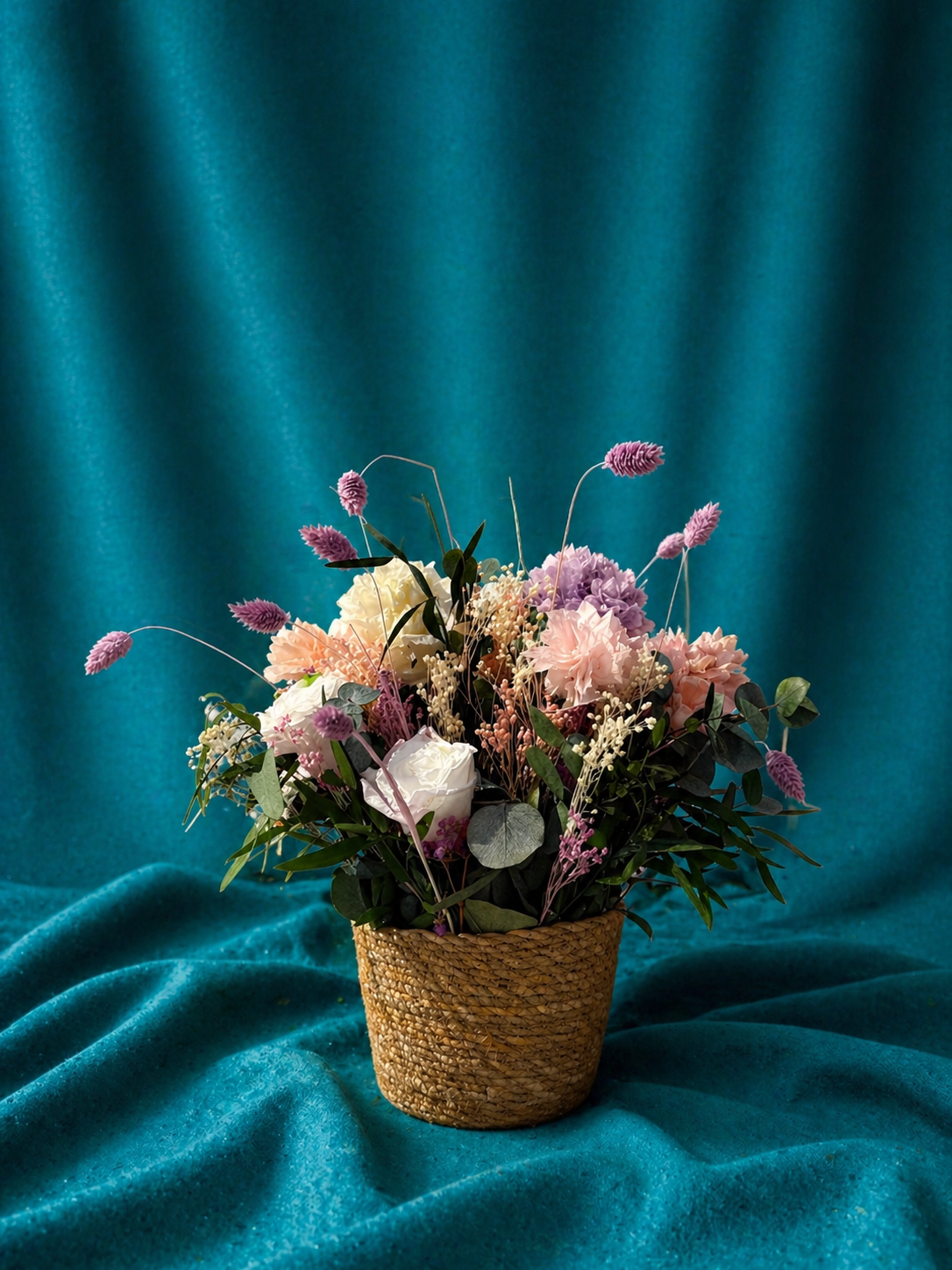 Cesta de Yute con Flores Preservadas "Dulce Brisa" – Tonos Pastel y Estilo Romántico