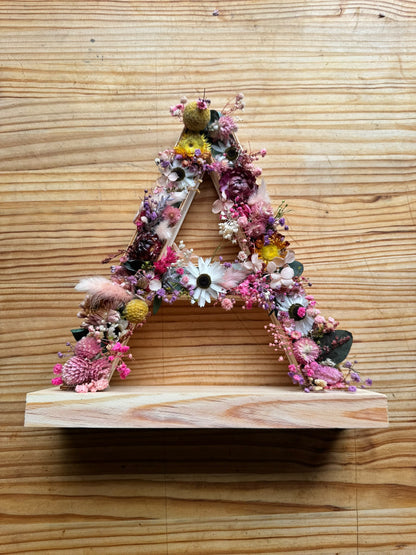 Letra Floral Personalizada con Flores Preservadas · 25 × 27 cm aprox.