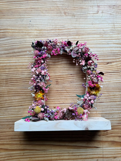 Letra Floral Personalizada con Flores Preservadas · 25 × 27 cm aprox.
