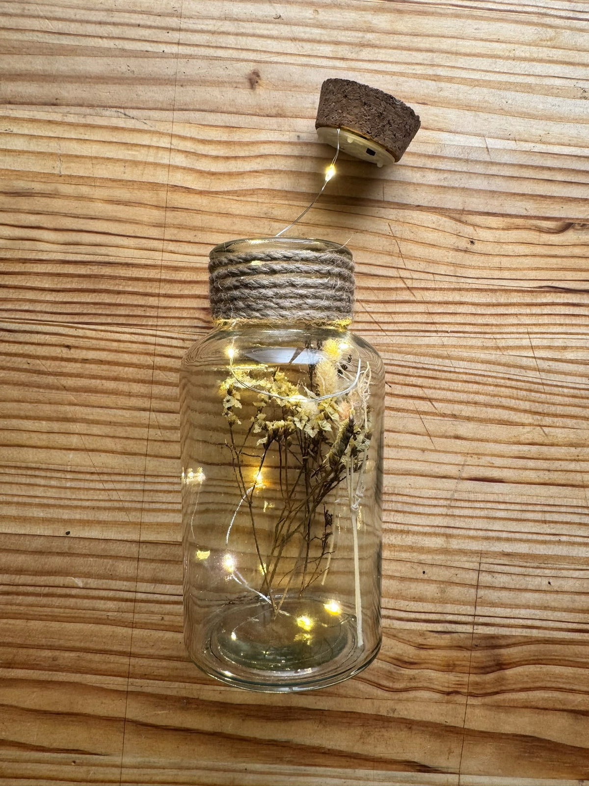 Frasco Decorativo con Flores Secas y Luces LED – Ambiente Cálido y Natural