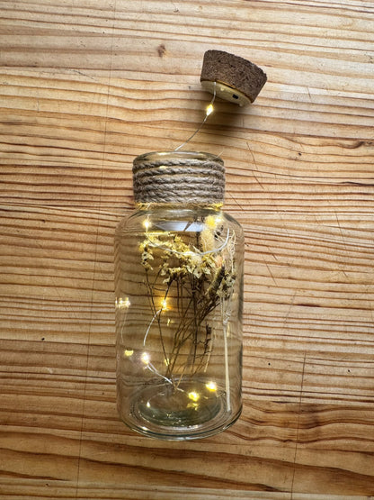 Frasco Decorativo con Flores Secas y Luces LED – Ambiente Cálido y Natural