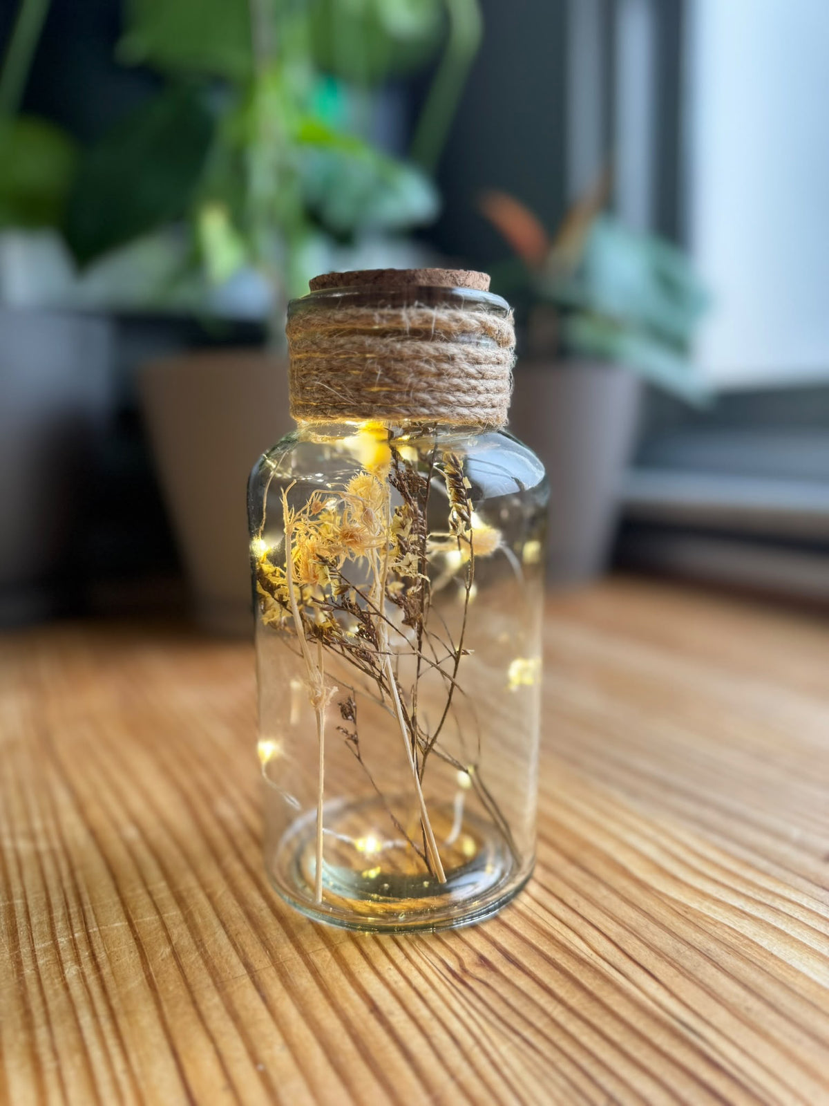Frasco Decorativo con Flores Secas y Luces LED – Ambiente Cálido y Natural